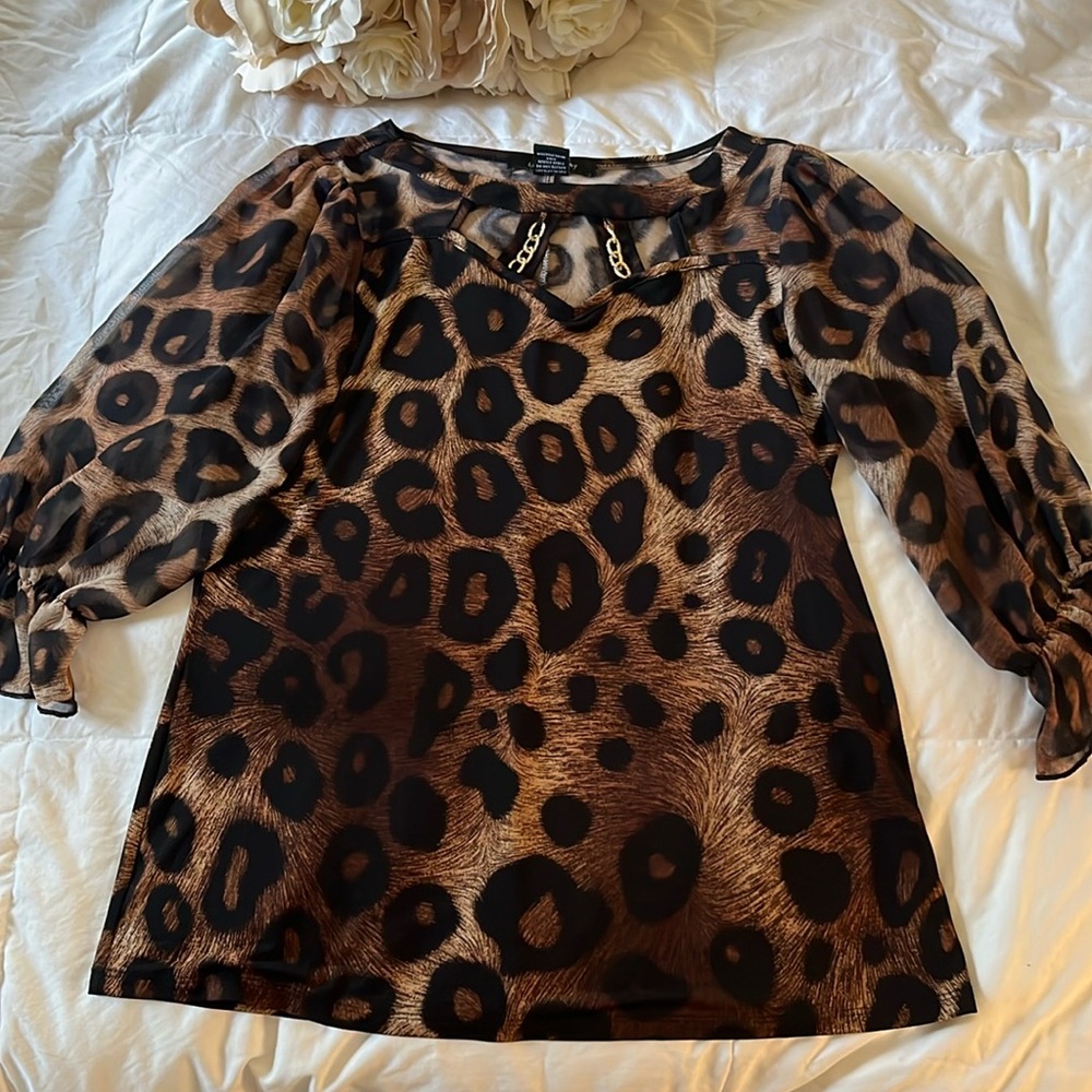 NWOT Ladies Adele & May animal print top print top w/ open detail collar. Sz sm